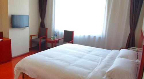 Ένα ή περισσότερα κρεβάτια σε δωμάτιο στο GreenTree Inn Hebei Langfang Bazhou Railway Station West Yingbin Road Express Hotel