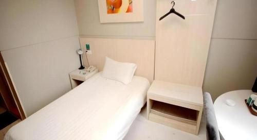 a small room with two beds and a lamp at JinJiang Inn Nanjing The Confucius Temple Zhonghuamen Metro Station in Nanjing