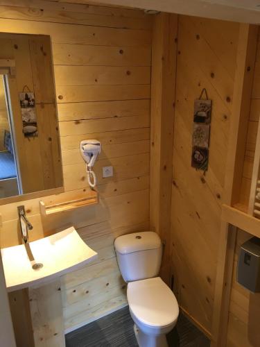 une salle de bain avec toilettes et lavabo dans l'établissement Relais Mont Jura Adults Only, à Lélex