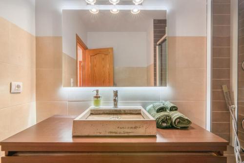 un baño con lavabo y espejo en Duplex Chill Beach, en Denia