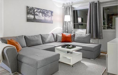 Ruang duduk di Amazing Apartment In Bjorli With Sauna
