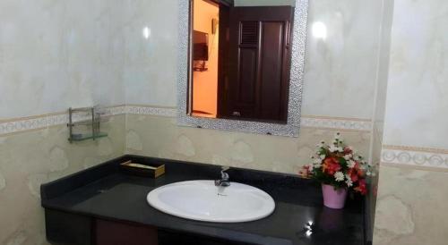 a bathroom with a sink and a mirror at Au Lac Hotel in Thu Dau Mot