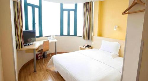 Katil atau katil-katil dalam bilik di 7 Days Inn Dongguan Changping Railway Station