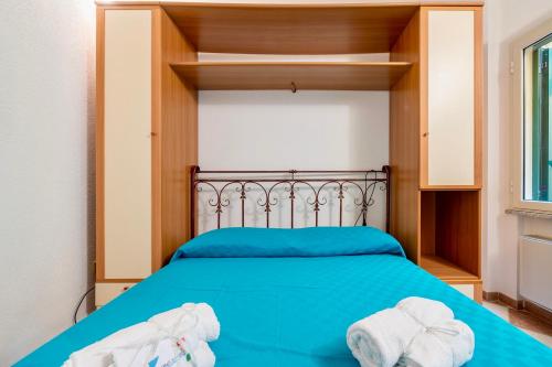 Ένα ή περισσότερα κρεβάτια σε δωμάτιο στο House 8 beds overlooking a pine forest at just 600 mt from the sea