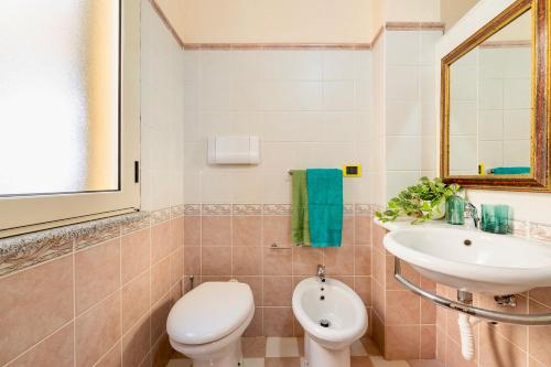 Ένα μπάνιο στο House 8 beds overlooking a pine forest at just 600 mt from the sea