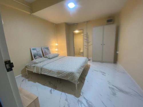 En eller flere senge i et værelse på 1 Bed Nr IKEA 15Mins to Airport