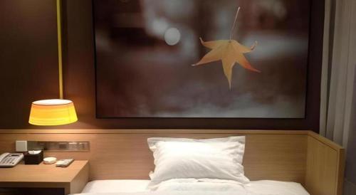 a bedroom with a star hanging above a bed at 7 Days Inn Zhangjiakou Chongli Yuxing Road in Zhangjiakou