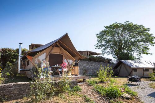 El edificio en el que está el campamento