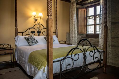 A bed or beds in a room at Alén do Mis - Hotel Rural