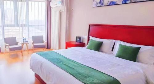 Кровать или кровати в номере GreenTree Inn Tianjin JinNan ShuangLin Metro Station Express Hotel