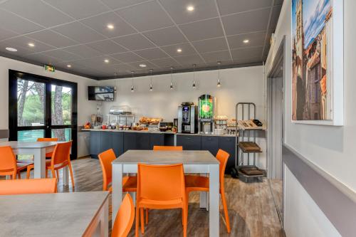Dapur atau dapur kecil di ACE Hôtel Travel Fabrègues - A9 Montpellier Sud