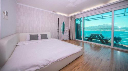 Ένα ή περισσότερα κρεβάτια σε δωμάτιο στο Namhae Spa Hill Pension