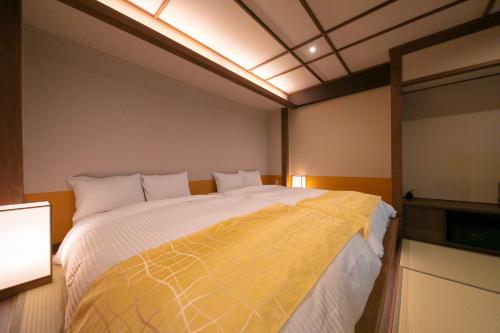 a bedroom with a large bed in a room at Hotel Higashidate in Yamanouchi