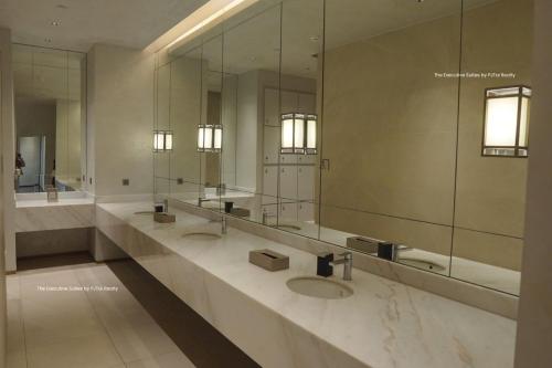 Ένα μπάνιο στο The Executive Suites at Century Spire Makati