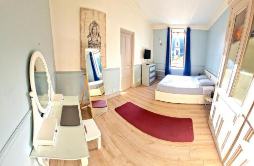 a small room with a bed and a mirror at Villa Denise in Vals-les-Bains
