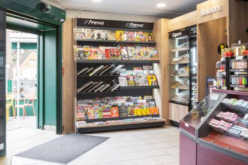 un couloir de magasin d'une épicerie avec des produits dans l'établissement Le 106 hôtel, à La Baule