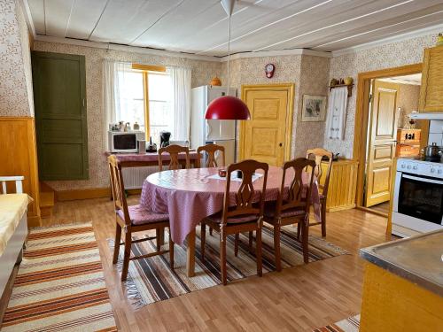 a kitchen and dining room with a table and chairs at Solberg Inn 