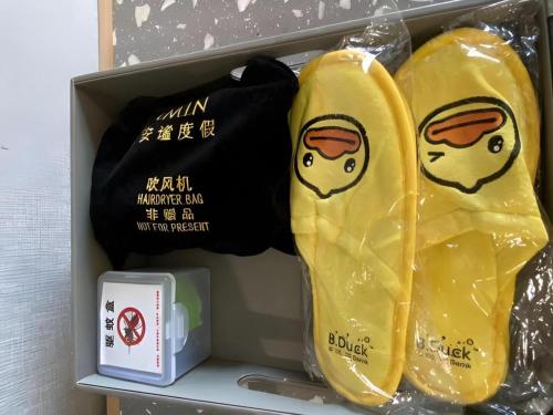 a box with two yellow napkins with hello kitty on it at Imin Hotel in Huadu