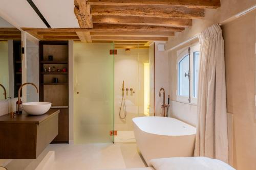 une salle de bain avec une baignoire, un lavabo et une douche dans l'établissement Séjour de luxe et haut de gamme au cœur de Paris, à Paris