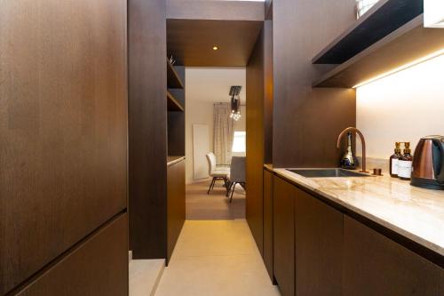 une cuisine avec un évier et un plan de travail dans l'établissement Séjour de luxe et haut de gamme au cœur de Paris, à Paris