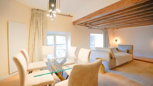 un salon avec des chaises blanches et une table dans l'établissement Séjour de luxe et haut de gamme au cœur de Paris, à Paris