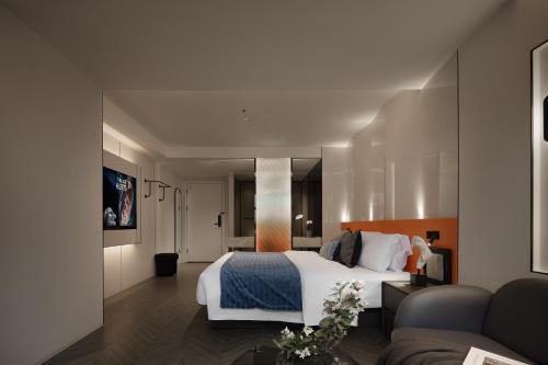 Postel nebo postele na pokoji v ubytování Bairui Hotel-Jiefangbei Hongyadong