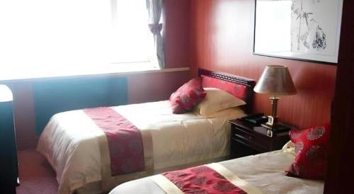 Postel nebo postele na pokoji v ubytování Qingdao Donghai Hotel