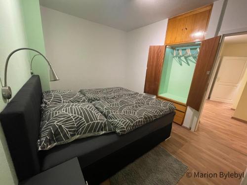 un lit avec une couette dessus dans une chambre dans l'établissement Ferienwohnung am Kurpark Brilon, à Brilon