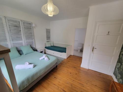 a bedroom with a bed with two towels on it at L'Embellie in Gagnac-sur-Cère