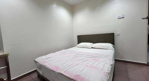 Кровать или кровати в номере OYO 90994 Hotel Golden Mouse