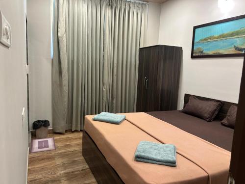 Ένα ή περισσότερα κρεβάτια σε δωμάτιο στο FabHotel Coco Homes