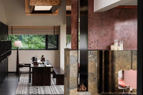 a living room with a dining area and a table at Lijiang Jijian Xiangwang SOOOAN Luxury Resort Hotel in Lijiang