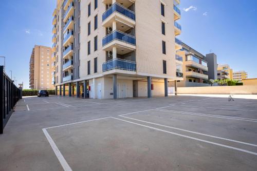 an empty parking lot in front of a building at Acrópolis Vidaber in Oropesa del Mar