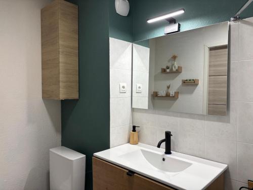 Ένα μπάνιο στο Studio cosy avec piscine