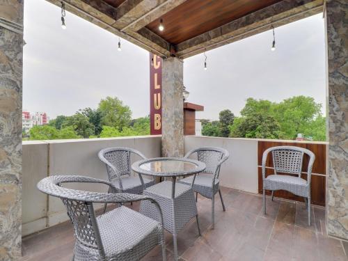 Gallery image of Hotel O Club99 Hotel & Rooftop-Cafe in Birbhaddar