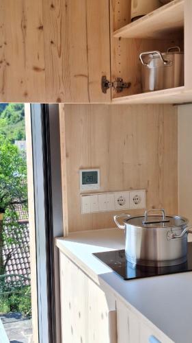 a kitchen with a pot on top of a stove at mini mal anders in Altmannstein