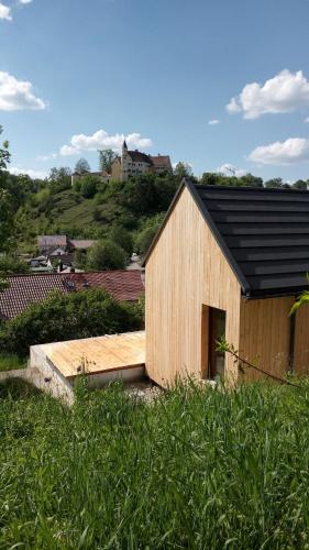 a small wooden building in a field of grass at mini mal anders in Altmannstein