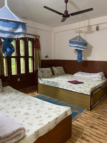 索拉哈Hotel Tree Land Lodge and Cottage的房间里有两张床，装饰着蓝色