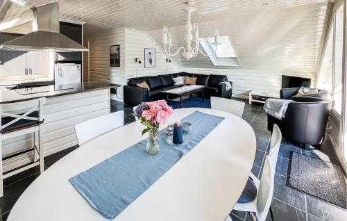 Η κουζίνα ή μικρή κουζίνα στο Amazing Home In Farsund With Wifi