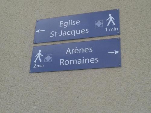 a blue street sign with arrows on a wall at Venez Rêver Béziers CENTRE et GARE il y a plus cher mais c est moins bien in Béziers