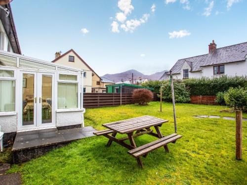 a picnic table in the yard of a house at Waterside Cottage in Kyleakin