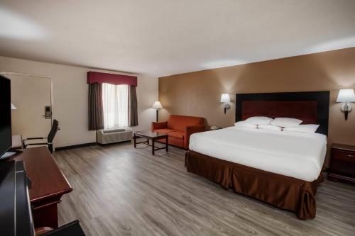 Giường trong phòng chung tại Days Inn & Suites by Wyndham Tyler