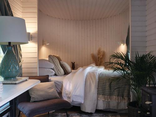 a bedroom with a bed with pillows and a table at Oiu sadama Iglupark in Oiu