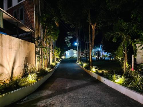 Un jardín fuera de MR Tourist Hotel