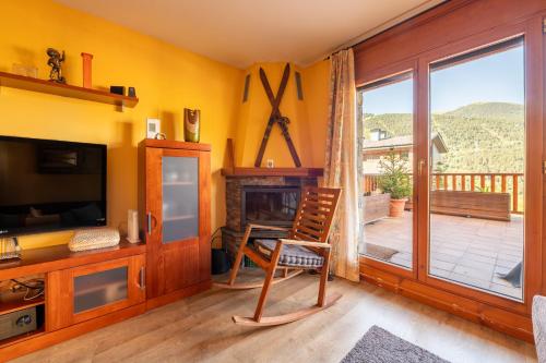 Μια τηλεόραση ή/και κέντρο ψυχαγωγίας στο Barthe Holidays I Apartamento rústico en El Tarter 6PAX I Gran terraza con vistas al valle, ideal para familias o grupo, Parking I Rossinyol