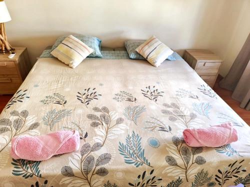 a bedroom with a bed with two slippers on it at Vacaciones en el paraíso in Lagoa