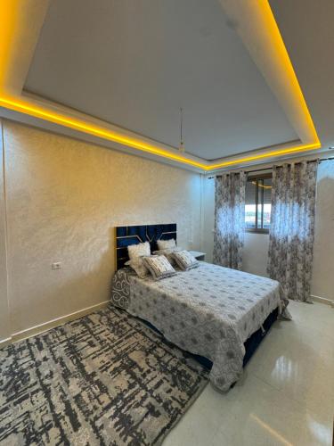 Galería fotográfica de Cozy modern apartment 3 min drive beach access en Sidi Rahal