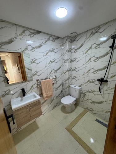Galería fotográfica de Cozy modern apartment 3 min drive beach access en Sidi Rahal