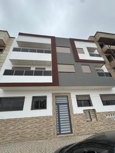 Galería fotográfica de Cozy modern apartment 3 min drive beach access en Sidi Rahal