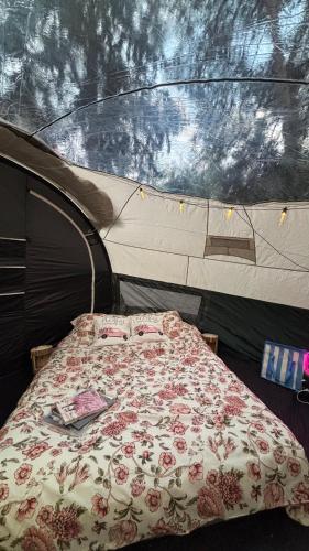 Postel nebo postele na pokoji v ubytování Glamp'in Pink AVALA